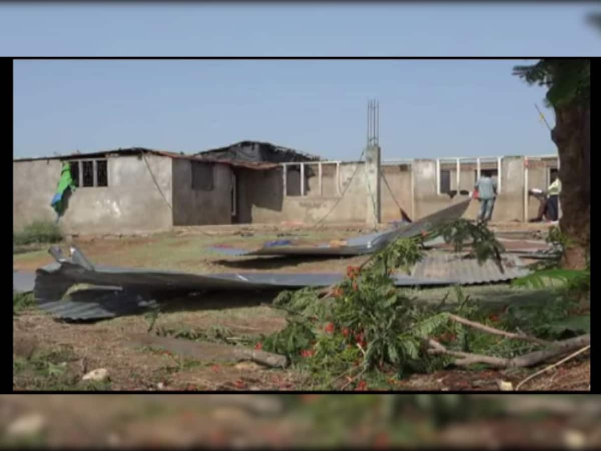 અરવલ્લીમાં આવેલ મિની વાવાઝોડાએ 100 મકાનોનો સોથ વાળ્યો, 50 વીજપોલ તૂટ્યા