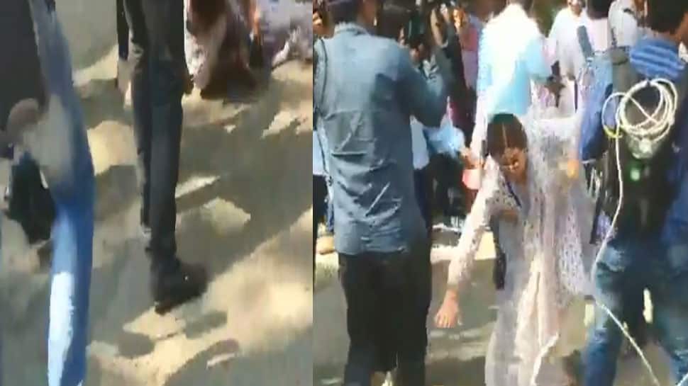 VIDEO : વોટ નાખવા જઈ રહેલા કિરણ ખેર રોડ પર ધડામ દઈને પડ્યા અને પછી.... VIDEO : વોટ નાખવા જઈ રહેલા કિરણ ખેર રોડ પર ધડામ દઈને પડ્યા અને પછી....