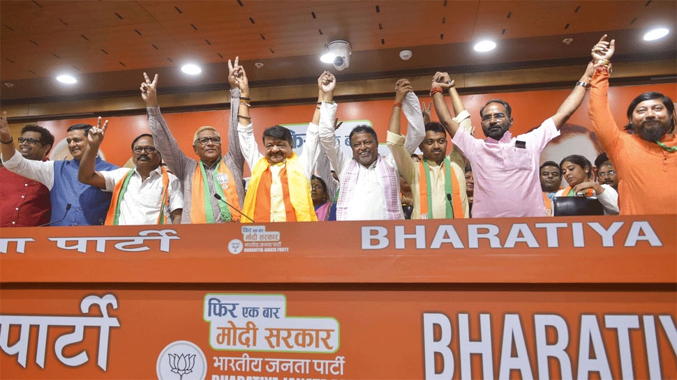 બંગાળનાં 3 ધારાસભ્યો BJP માં જોડાયા, વિજય વર્ગીએ કહ્યું હપ્તે હપ્તે જોડાશે નેતા બંગાળનાં 3 ધારાસભ્યો BJP માં જોડાયા, વિજય વર્ગીએ કહ્યું હપ્તે હપ્તે જોડાશે નેતા