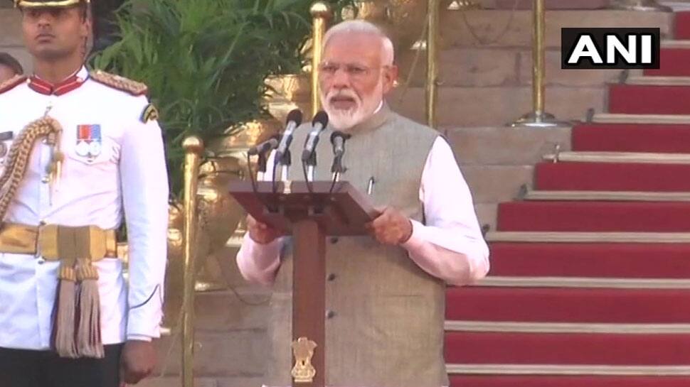 મોદીએ બીજીવાર PM પદના શપથ લીધા, રાજનાથ અને અમિત શાહ પણ કેબિનેટમાં સામેલ મોદીએ બીજીવાર PM પદના શપથ લીધા, રાજનાથ અને અમિત શાહ પણ કેબિનેટમાં સામેલ