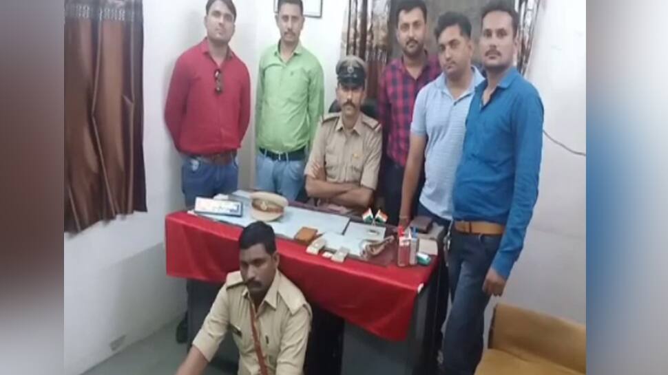 અમદાવાદ: શહેર કોટડા પોલીસે લોકો પાસેથી રૂપિયા ઉઘરાવતો નકલી DYSP ઝડપ્યો અમદાવાદ: શહેર કોટડા પોલીસે લોકો પાસેથી રૂપિયા ઉઘરાવતો નકલી DYSP ઝડપ્યો