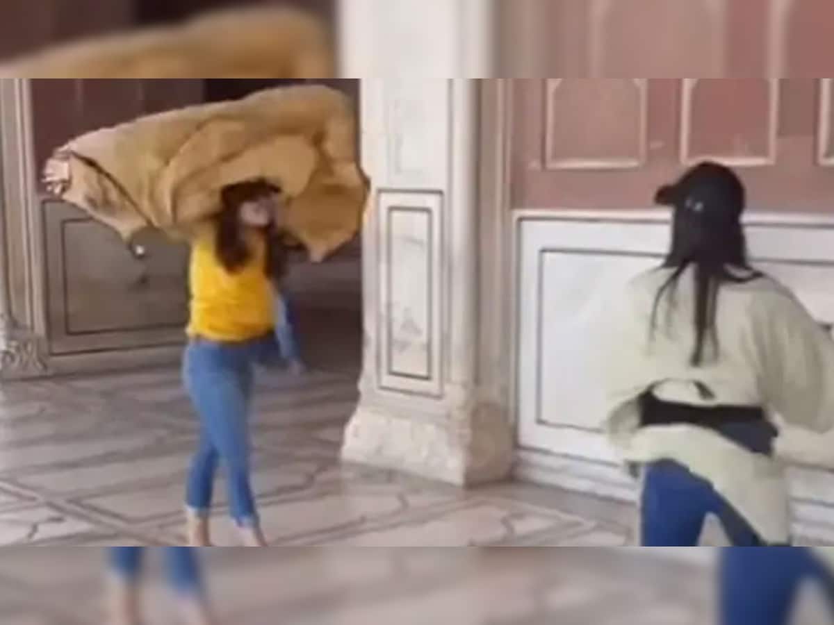 બે વિદેશી યુવતીઓએ દિલ્હીની જામા મસ્જિદમાં કર્યું કંઈક એવું કે થઈ રહી છે ઠેર-ઠેર ચર્ચા 