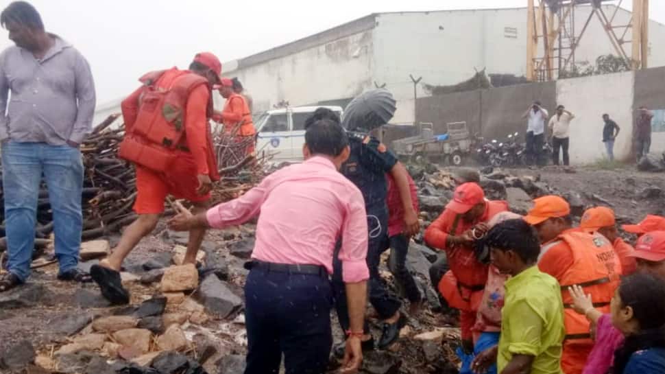 NDRFનું 'ઓપરેશન વાયુ' : વાવાઝોડાની અસર વચ્ચે પ્રેગ્નેન્ટ મહિલાને હોસ્પિટલ NDRFનું 'ઓપરેશન વાયુ' : વાવાઝોડાની અસર વચ્ચે પ્રેગ્નેન્ટ મહિલાને હોસ્પિટલ