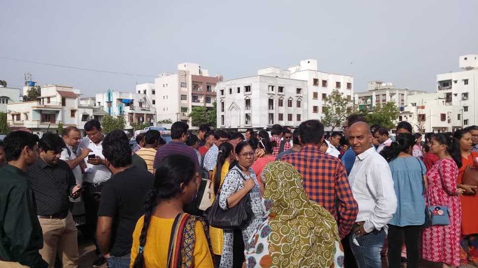 વડોદરા: શાળામાં અભ્યાસ કરતા વિદ્યાર્થીઓ પાસે બે પ્રકારની ફી વસુલતા વાલીઓનો વિરોધ વડોદરા: શાળામાં અભ્યાસ કરતા વિદ્યાર્થીઓ પાસે બે પ્રકારની ફી વસુલતા વાલીઓનો વિરોધ