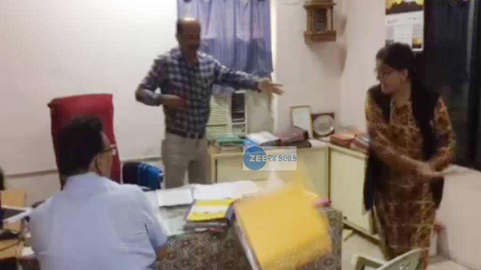 VIDEO જામનગર: મહિલા કોર્પોરેટરે મનપામાં કરી ધોકાવાળી, લાકડીથી ફાઈલો ફેંકી દીધી VIDEO જામનગર: મહિલા કોર્પોરેટરે મનપામાં કરી ધોકાવાળી, લાકડીથી ફાઈલો ફેંકી દીધી