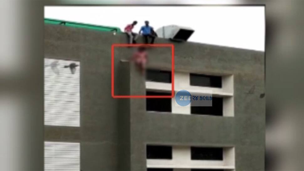 VIDEO: જુનાગઢ સિવિલમાં યુવતીએ આત્મહત્યાનો પ્રયાસ કર્યો, સ્ટાફે જીવ જોખમમાં મૂકી બચાવી VIDEO: જુનાગઢ સિવિલમાં યુવતીએ આત્મહત્યાનો પ્રયાસ કર્યો, સ્ટાફે જીવ જોખમમાં મૂકી બચાવી