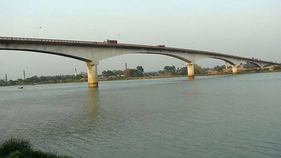 જાદૂગર હાથ-પગ બાંધી કૂદ્યો નદીમાં, કોઇની મદદ વગર બહાર નિકળવાનો હતો, પરંતુ... જાદૂગર હાથ-પગ બાંધી કૂદ્યો નદીમાં, કોઇની મદદ વગર બહાર નિકળવાનો હતો, પરંતુ...