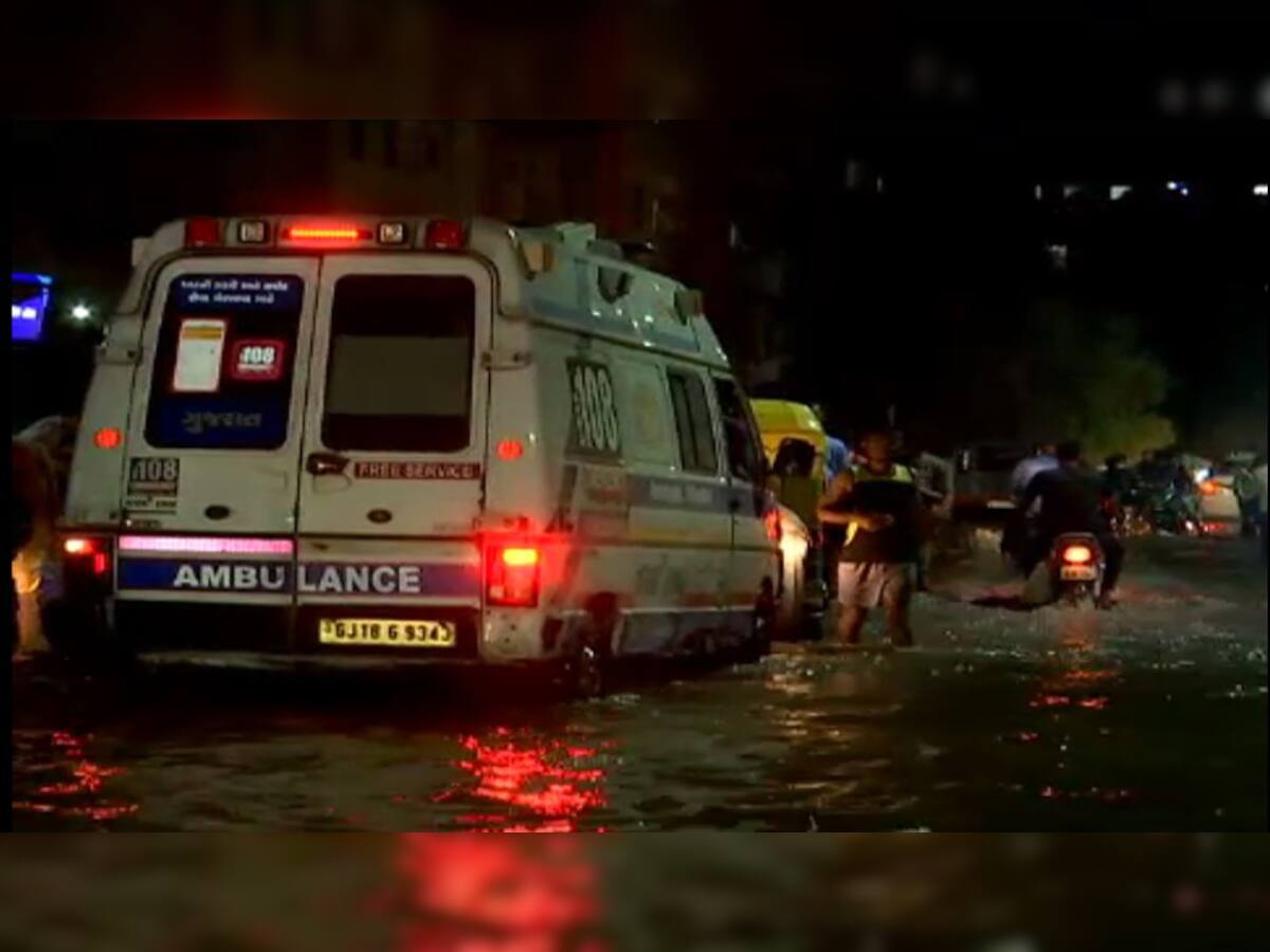 અમદાવાદ બન્યું ગાબડાબાદ : પહેલા વરસાદમાં જ AMCના પ્રિ-મોન્સૂન કામગીરીના દાવા પોકળ નીકળ્યા