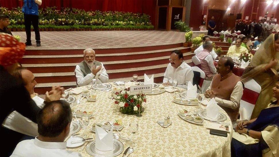 PM મોદીની ડિનર ડિપ્લોમસી, અનેક પાર્ટીનાં દિગ્ગજ નેતાઓ હાજર રહ્યા PM મોદીની ડિનર ડિપ્લોમસી, અનેક પાર્ટીનાં દિગ્ગજ નેતાઓ હાજર રહ્યા