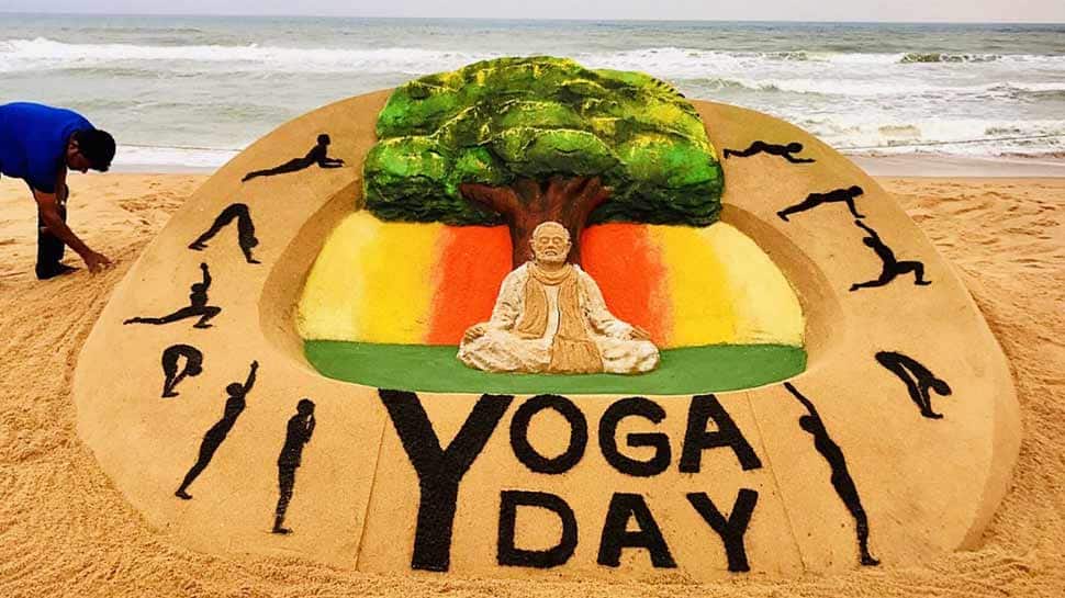 #InternationalDayofYoga: બરફથી છવાયેલી પર્વતની ટોચથી લઈને સમુદ્રમાં કરાયો યોગ અભ્યાસ #InternationalDayofYoga: બરફથી છવાયેલી પર્વતની ટોચથી લઈને સમુદ્રમાં કરાયો યોગ અભ્યાસ