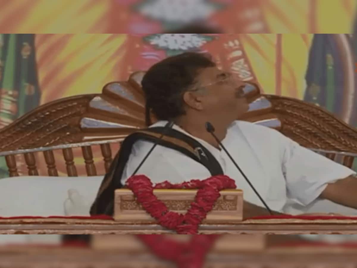 Video: રામકથા કહી રહેલા પંડીતજીએ લોકોને કહ્યું ભાગો અને મંડપ તુટી પડ્યો