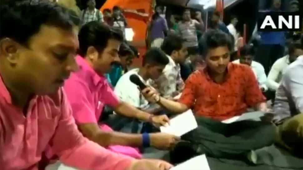 VIDEO: રસ્તાની વચ્ચોવચ નમાજના વિરોધમાં BJP કાર્યકરોએ રોડ પર કર્યાં હનુમાન ચાલીસા પાઠ VIDEO: રસ્તાની વચ્ચોવચ નમાજના વિરોધમાં BJP કાર્યકરોએ રોડ પર કર્યાં હનુમાન ચાલીસા પાઠ