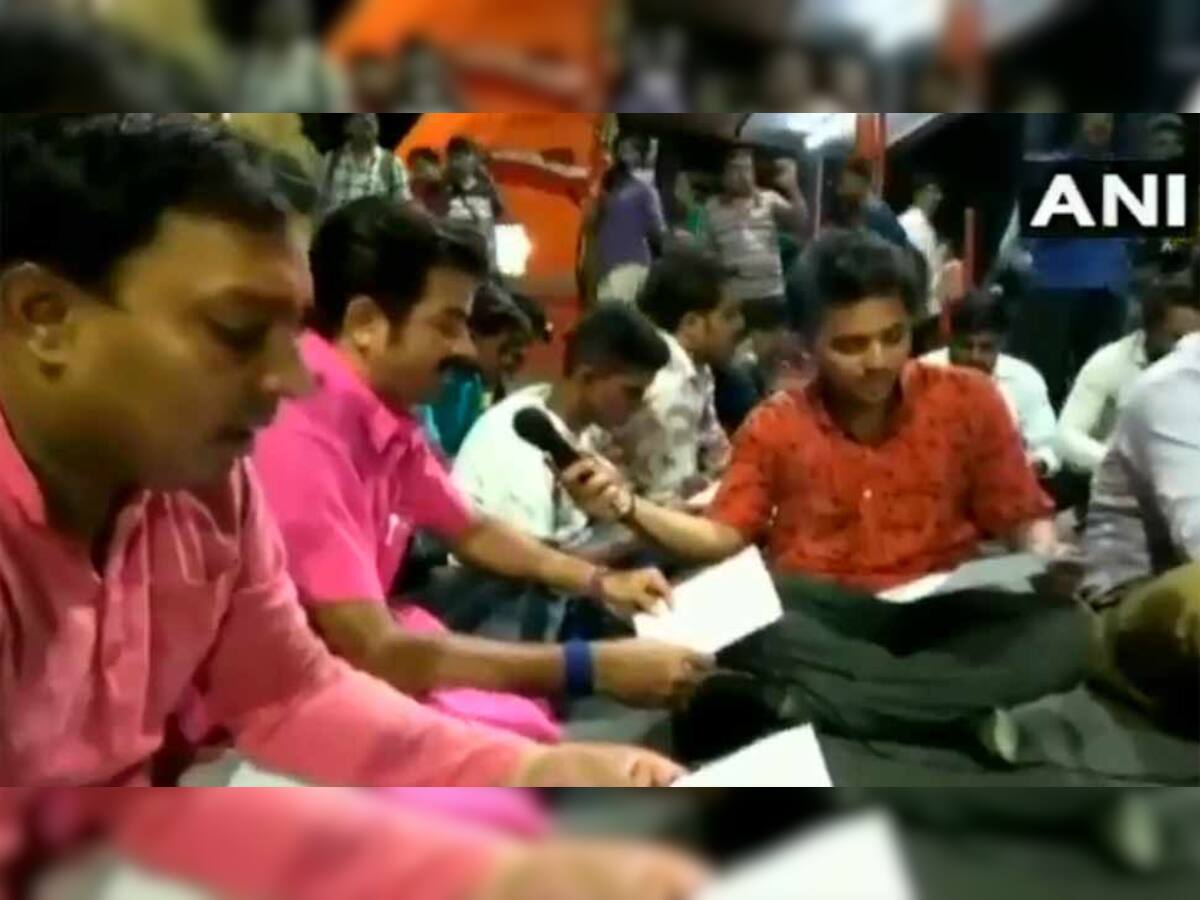 VIDEO: રસ્તાની વચ્ચોવચ નમાજના વિરોધમાં BJP કાર્યકરોએ રોડ પર કર્યાં હનુમાન ચાલીસા પાઠ