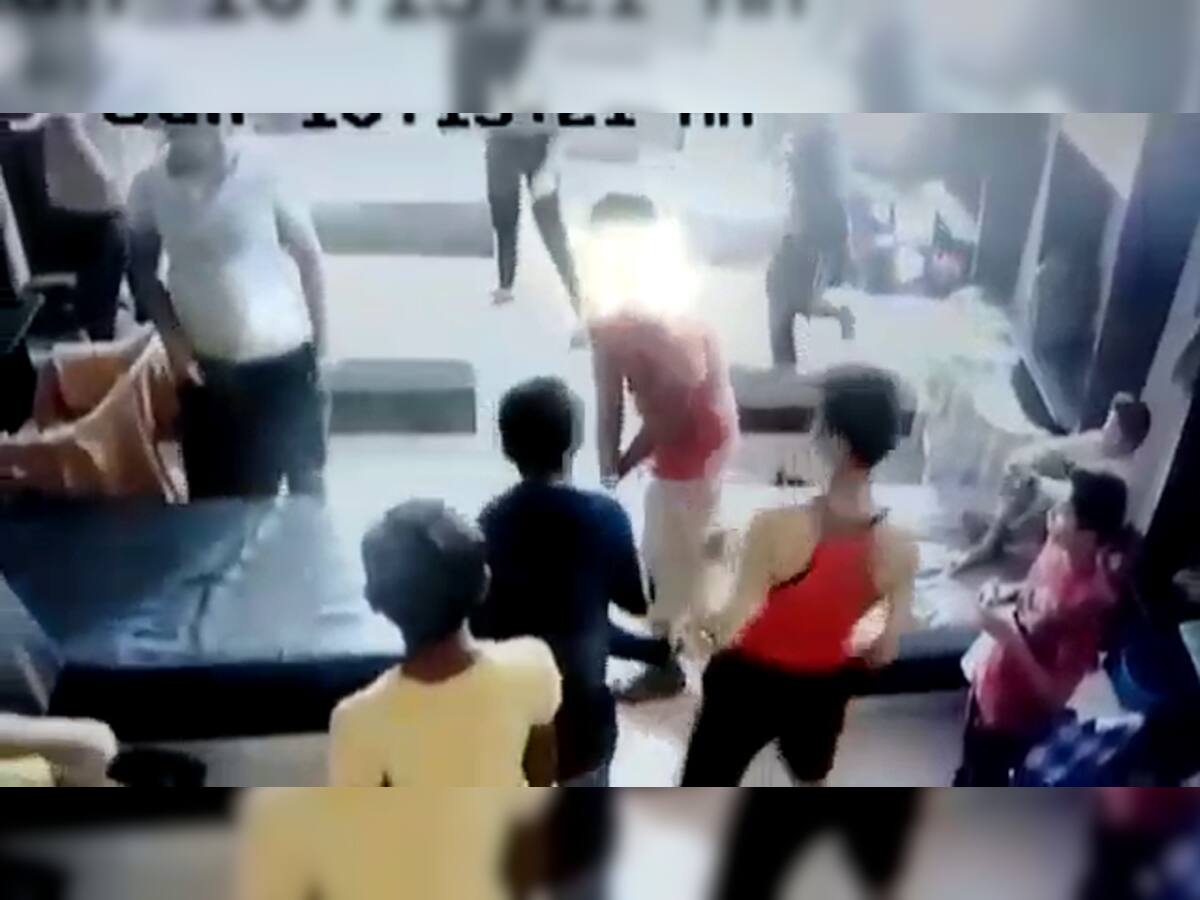 Video : ક્રિકેટ મુદ્દે ઝઘડો થતા સ્કૂલ હોસ્ટેલમાં સ્ટમ્પ લઈને એકબીજા પર તૂટી પડ્યા વિદ્યાર્થીઓ