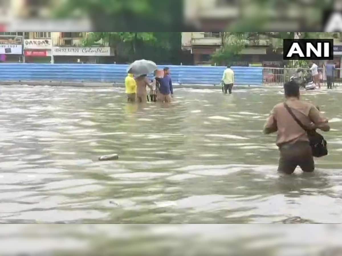 મુંબઇમાં ભારે વરસાદે મચાવી તબાહી, રાજ્ય સરકારે 3 જિલ્લામાં રજાની જાહેરાત