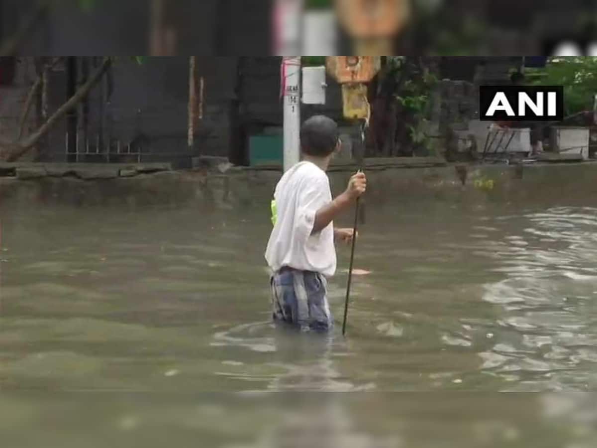 મુંબઇ Live: વરસાદે લીધો આરામ, ધીરે ધીરે ઓછુ થઇ રહ્યું છે પાણી