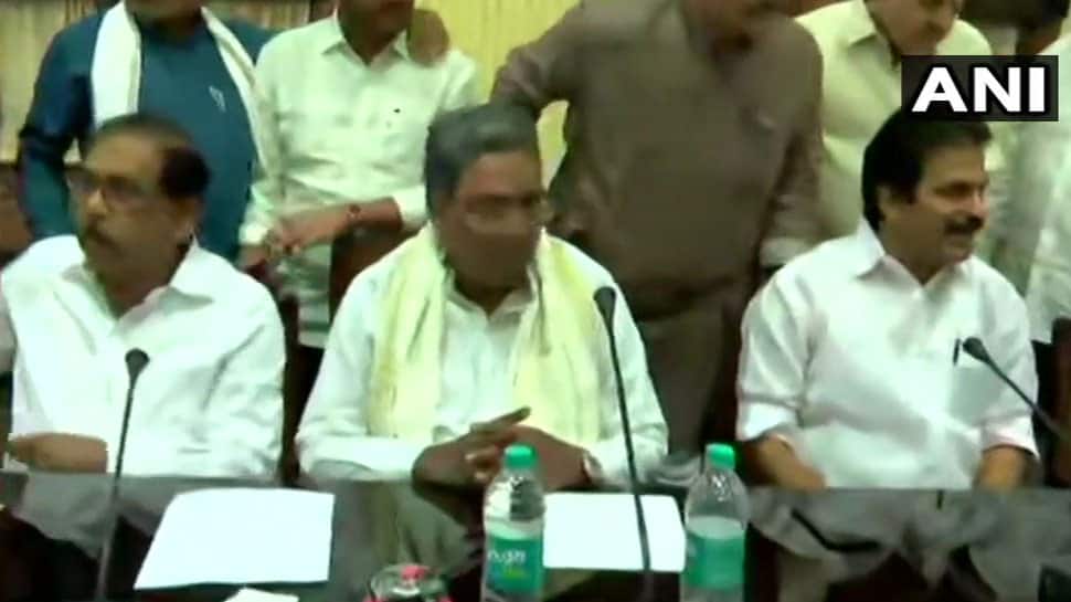Live: કર્ણાટકમાં કોંગ્રેસ ધારાસભ્ય દળની બેઠક, બળવાખોર MLA પર સ્પીકર લેશે નિર્ણય Live: કર્ણાટકમાં કોંગ્રેસ ધારાસભ્ય દળની બેઠક, બળવાખોર MLA પર સ્પીકર લેશે નિર્ણય