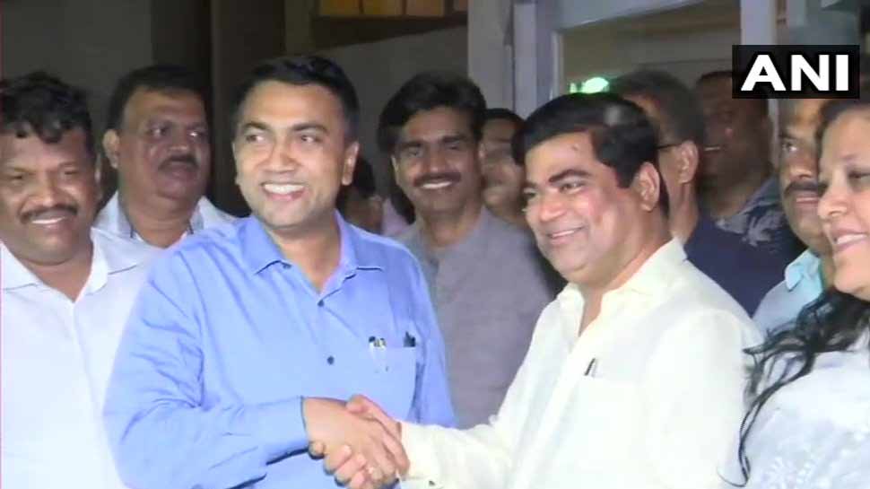 કર્ણાટક પછી હવે ગોવામાં કોંગ્રેસને લાગ્યો મોટો ઝટકો, 10 MLA જોડાયા ભાજપમાં કર્ણાટક પછી હવે ગોવામાં કોંગ્રેસને લાગ્યો મોટો ઝટકો, 10 MLA જોડાયા ભાજપમાં