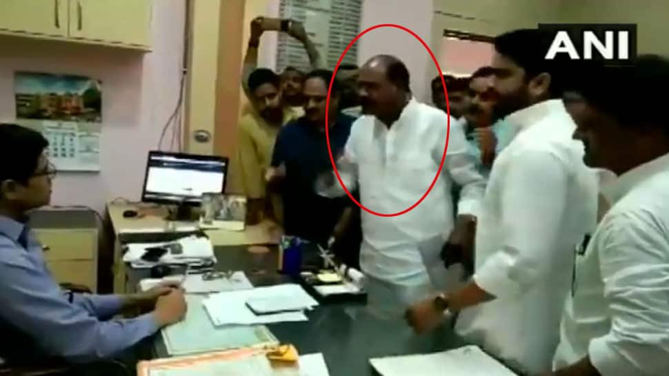 Video: SDMના ચેમ્બરમાં ઘૂસી BJP ધારાસભ્યએ જામાવી ધાક, કહ્યું- ‘હજુ તમે નવા છો’ Video: SDMના ચેમ્બરમાં ઘૂસી BJP ધારાસભ્યએ જામાવી ધાક, કહ્યું- ‘હજુ તમે નવા છો’