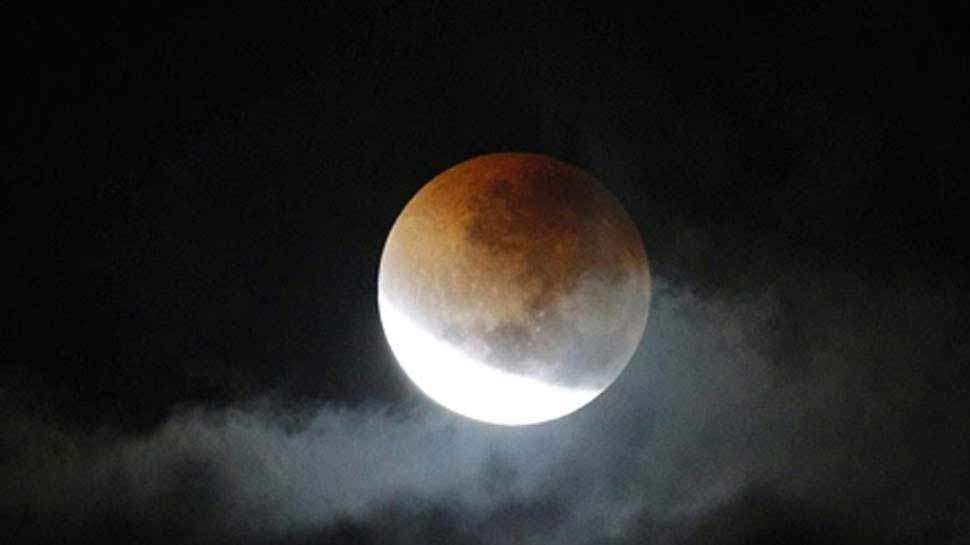 ચંદ્રગ્રહણ 2019 : જાણો વૈજ્ઞાનિક તથ્યો અને પ્રાચીન માન્યતાઓ, LIVE જોવા શું કરશો... ચંદ્રગ્રહણ 2019 : જાણો વૈજ્ઞાનિક તથ્યો અને પ્રાચીન માન્યતાઓ, LIVE જોવા શું કરશો...
