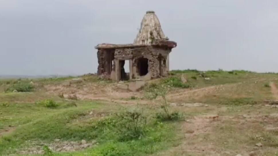 સાબરકાંઠા: ધરોઇના નીર ખુટતા તળીયામાં દેખાયા પૈરાણિક મંદિર અને વાવ સાબરકાંઠા: ધરોઇના નીર ખુટતા તળીયામાં દેખાયા પૈરાણિક મંદિર અને વાવ