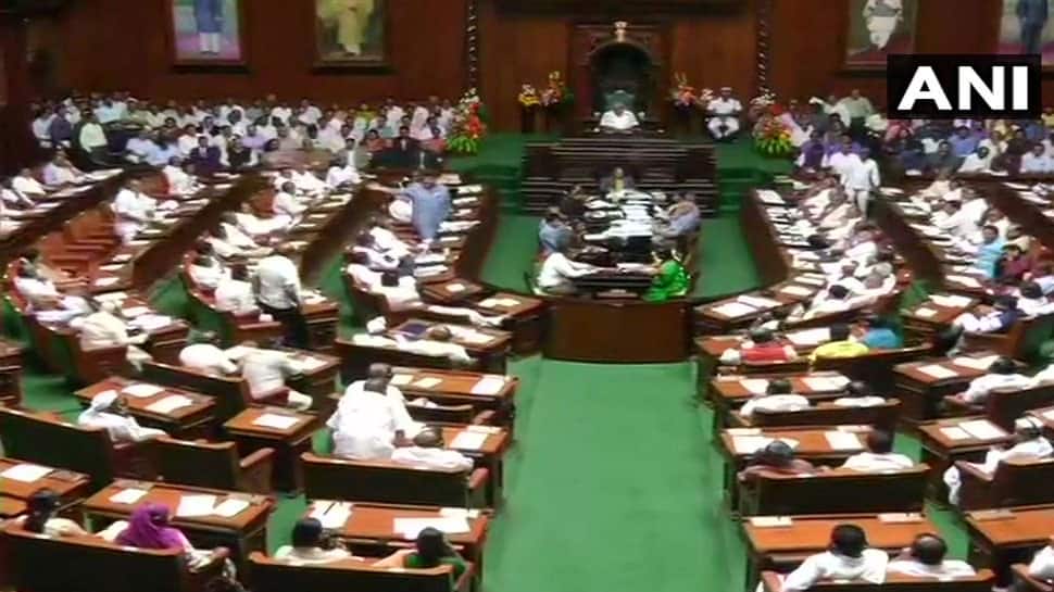 LIVE: સંકટમાં કર્ણાટક સરકાર, રાજ્યપાલે સ્પીકરને આગ્રહપુર્વક વિશ્વાસ મત પ્રક્રિયા કરવા જણાવ્યું LIVE: સંકટમાં કર્ણાટક સરકાર, રાજ્યપાલે સ્પીકરને આગ્રહપુર્વક વિશ્વાસ મત પ્રક્રિયા કરવા જણાવ્યું