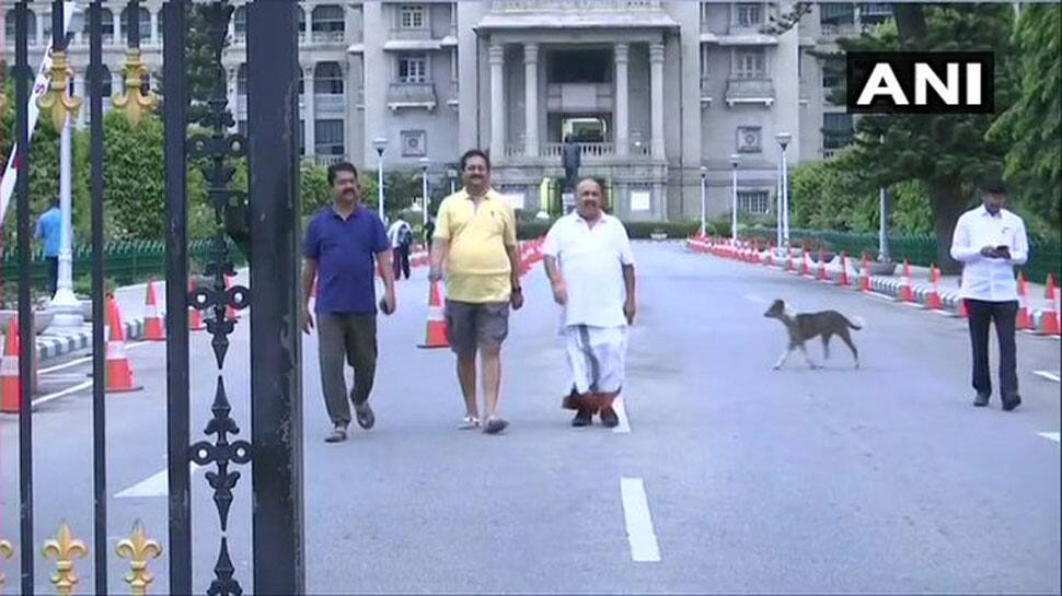VIDEO: BJPના ધારાસભ્યોએ કર્ણાટક વિધાનસભામાં રાત ગુજારી, સવારે મોર્નિંગ વોક કર્યું VIDEO: BJPના ધારાસભ્યોએ કર્ણાટક વિધાનસભામાં રાત ગુજારી, સવારે મોર્નિંગ વોક કર્યું