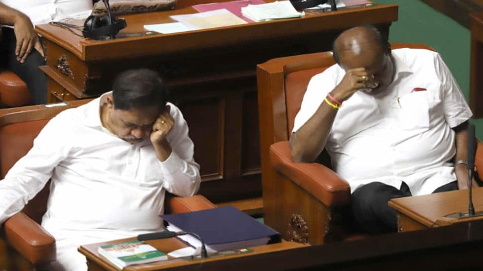 કર્ણાટક: બળવાખોર MLAs બોલ્યા- CM બનાવી શકે છે બીમારીનું બહાનું, કોર્ટ આજે ફ્લોર ટેસ્ટનો આદેશ આપે કર્ણાટક: બળવાખોર MLAs બોલ્યા- CM બનાવી શકે છે બીમારીનું બહાનું, કોર્ટ આજે ફ્લોર ટેસ્ટનો આદેશ આપે