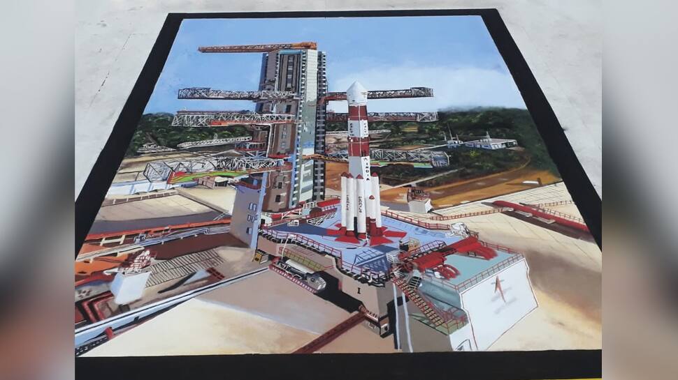 ચંદ્રયાન 2ની સફળતા: વૈજ્ઞાનિકોને શુભેચ્છા આપવા સુરતના આર્ટીસ્ટે બનાવી રંગોળી ચંદ્રયાન 2ની સફળતા: વૈજ્ઞાનિકોને શુભેચ્છા આપવા સુરતના આર્ટીસ્ટે બનાવી રંગોળી