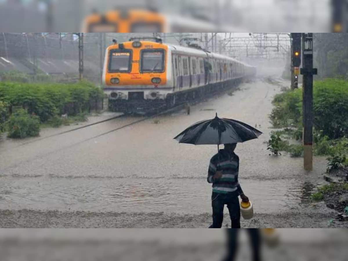 મુંબઈ: ભારે વરસાદના કારણે ટ્રેક પર ફસાઈ મહાલક્ષ્મી એક્સપ્રેસ, અનેક મુસાફરો અટવાયા, 28 ફ્લાઈટ પ્રભાવિત