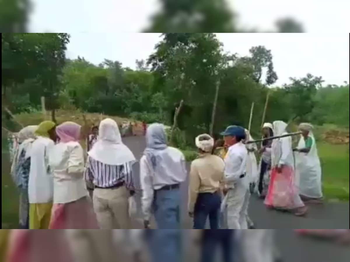 અનોખી પરંપરા : વરસાદને બોલાવવા મહીસાગરની આદિવાસી મહિલાઓએ ધાડ પાડી