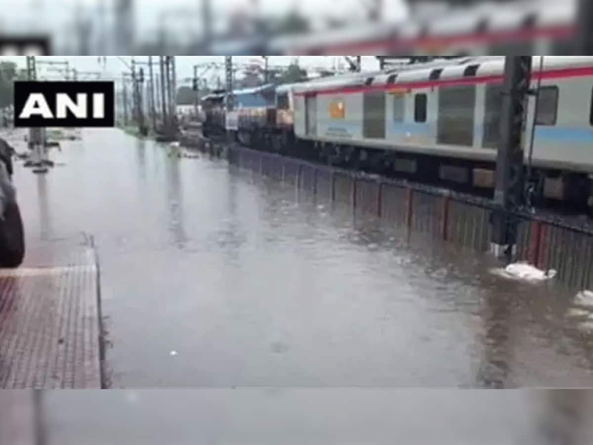 વરસાદનાં કારણે બેહાલ થયું સમગ્ર મહારાષ્ટ્ર, નવી મુંબઇમાં ચાર વિદ્યાર્થીનીઓ તણાઇ
