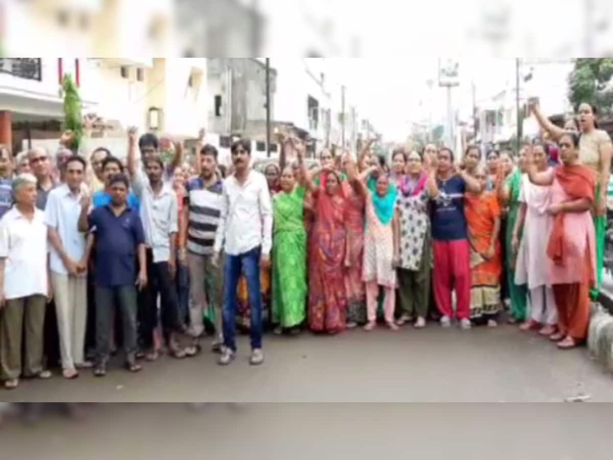 વડોદરા : પૂરના પાણી ઓસર્યા બાદ પણ કેશડોલ ન ચૂકવાતા વિરોધમાં લોકોએ મુખ્યમંત્રીનું પૂતળુ બાળ્યું