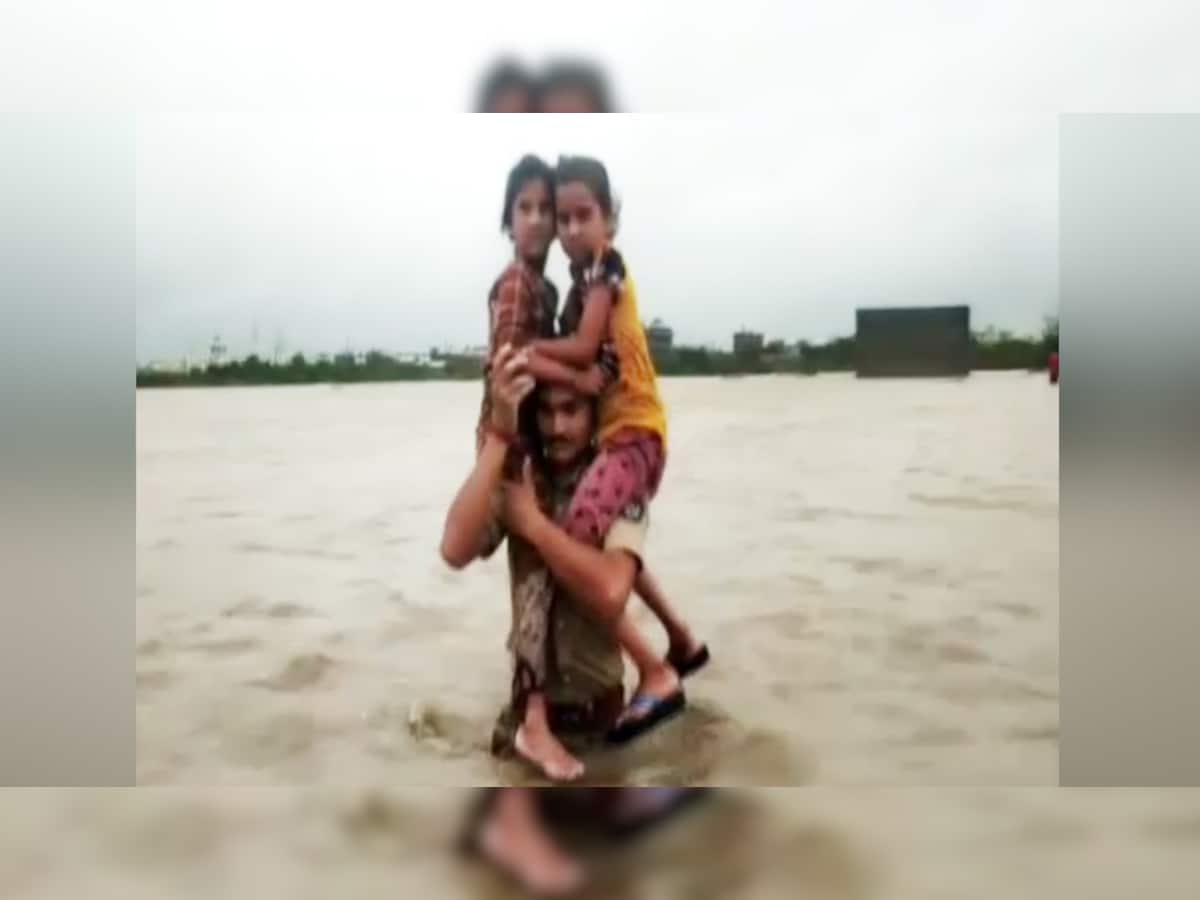 બાહુબલી પોલીસ: પૂરનાં પાણીમાં ફસાયેલા બાળકોને બચાવતી ‘ગુજરાત પોલીસ’ 