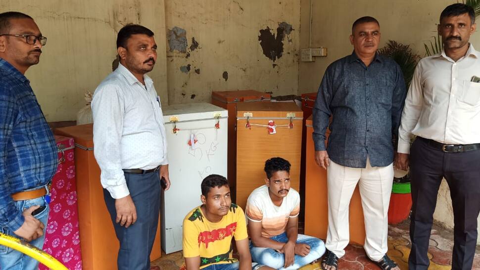 અમદાવાદ: પોલીસે સુરતથી અગરબત્તી અને ખાતરના ગોડાઉનમાંથી ઝડપ્યો 99.54 લાખનો ગાંજો અમદાવાદ: પોલીસે સુરતથી અગરબત્તી અને ખાતરના ગોડાઉનમાંથી ઝડપ્યો 99.54 લાખનો ગાંજો