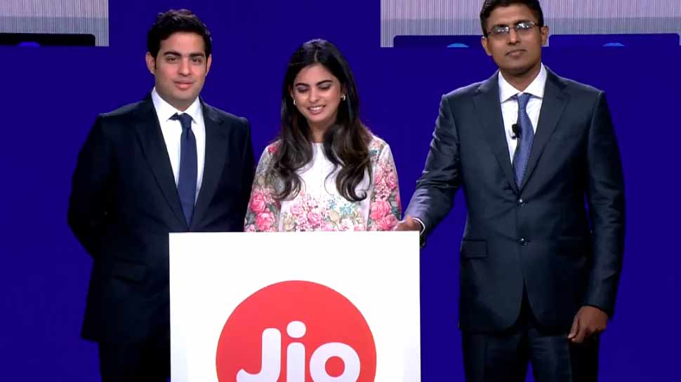 Jio GigaFiber યૂજર્સ માટે મોટી જાહેરાત, રિલીઝના દિવસે જ ઘરે બેસીને જોઇ શકશો મૂવી Jio GigaFiber યૂજર્સ માટે મોટી જાહેરાત, રિલીઝના દિવસે જ ઘરે બેસીને જોઇ શકશો મૂવી