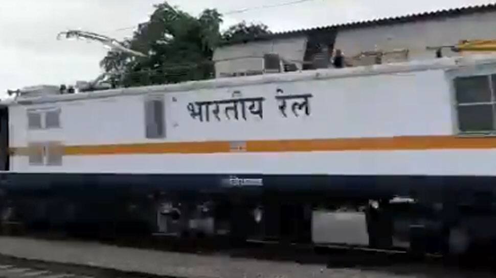 Video: હવે 180 Kmphની સ્પીડ પર દોડશે ટ્રેન, ભારતીય રેલવેએ તૈયાર કર્યું High Speed એન્જિન Video: હવે 180 Kmphની સ્પીડ પર દોડશે ટ્રેન, ભારતીય રેલવેએ તૈયાર કર્યું High Speed એન્જિન