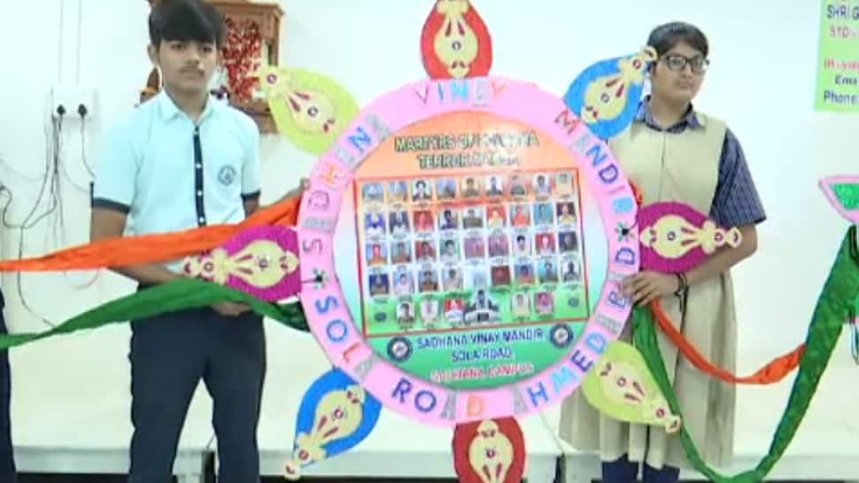 શહીદો માટે તૈયાર કરાઇ 250 ફૂટ લાંબી રાખડી, પુલવામા ખાતે જઇને પાઠવશે શ્રદ્ધાંજલિ શહીદો માટે તૈયાર કરાઇ 250 ફૂટ લાંબી રાખડી, પુલવામા ખાતે જઇને પાઠવશે શ્રદ્ધાંજલિ