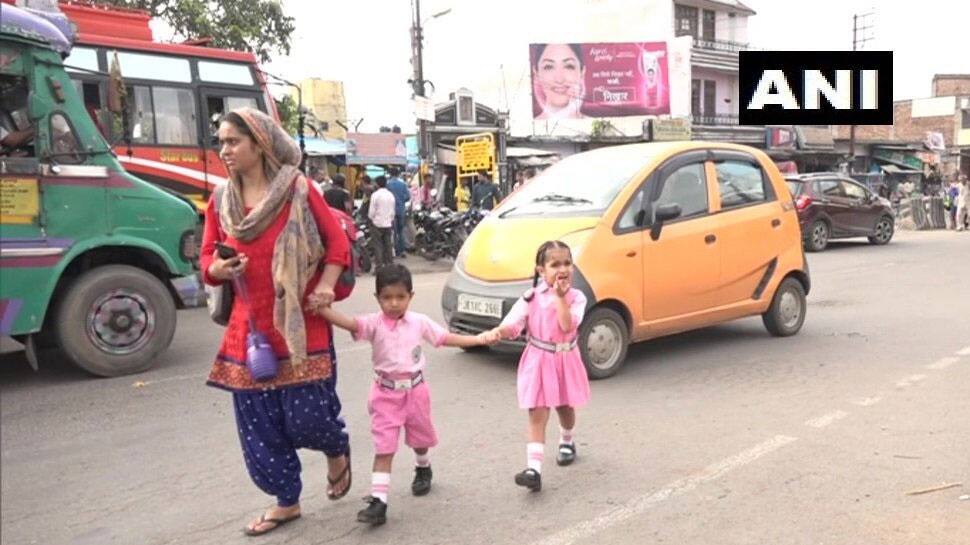 J&K: કાશ્મીર ખીણમાં ખુલી ગઈ 190 શાળાઓ, સરકારી ઓફિસો પણ ધમધમશે J&K: કાશ્મીર ખીણમાં ખુલી ગઈ 190 શાળાઓ, સરકારી ઓફિસો પણ ધમધમશે