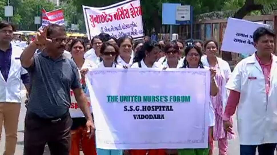 અમદાવાદ: ‘યુનાઇટેડ નર્સિસ ફોરમ’ સાથે સંકળાયેલા 1500 કર્મચારીઓની રેલી અમદાવાદ: ‘યુનાઇટેડ નર્સિસ ફોરમ’ સાથે સંકળાયેલા 1500 કર્મચારીઓની રેલી