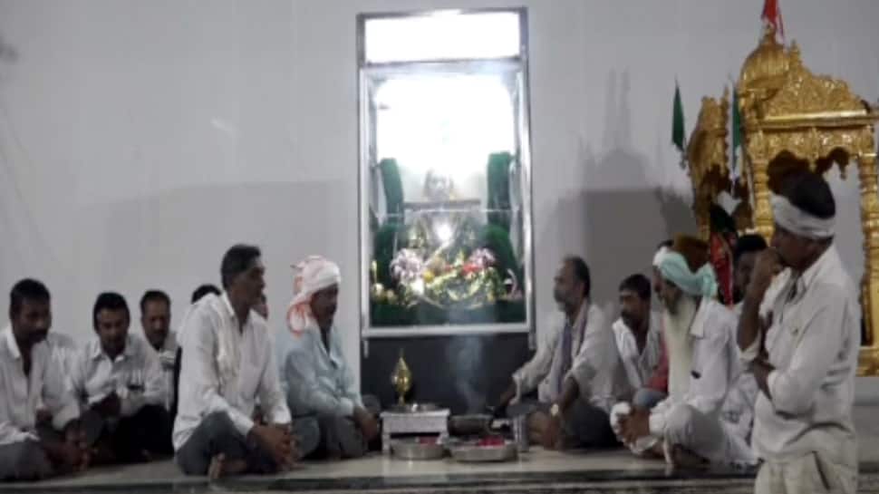 સતાધાર: જીવરાજબાપુના અંતિમ દર્શને ઉમટ્યા ભક્તો, 3 વાગે અપાશે બાપુને સમાધિ સતાધાર: જીવરાજબાપુના અંતિમ દર્શને ઉમટ્યા ભક્તો, 3 વાગે અપાશે બાપુને સમાધિ