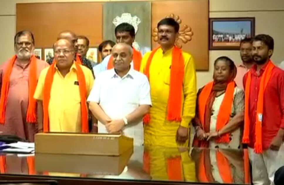 મહેસાણા પાલિકામાં તૂટી કોંગ્રેસ, 7 નગર સેવકોએ ‘હાથ’ છોડી પકડ્યું કમળ મહેસાણા પાલિકામાં તૂટી કોંગ્રેસ, 7 નગર સેવકોએ ‘હાથ’ છોડી પકડ્યું કમળ