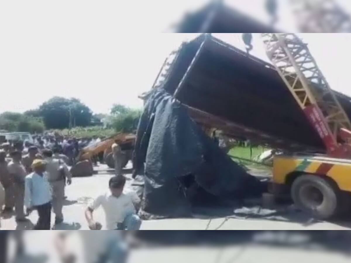શાહજહાંપુરમાં ગોઝારો અકસ્માત, બે ટેમ્પો પર પલટ્યો ટ્રક, 15 લોકોના મોત