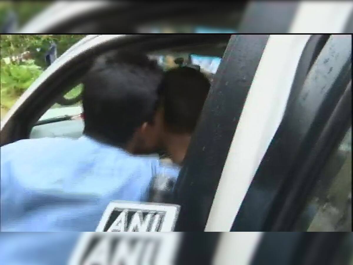 કારમાં બેઠા હતાં રાહુલ ગાંધી, અચાનક એક યુવકે આવીને KISS કરી લીધી, જુઓ VIDEO