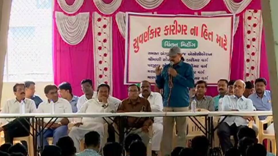 અમદાવાદ: મંદીના મારની સામે હવે સોના-ચાંદીના વેપારીઓએ સરકાર પાસે માગી મદદ અમદાવાદ: મંદીના મારની સામે હવે સોના-ચાંદીના વેપારીઓએ સરકાર પાસે માગી મદદ