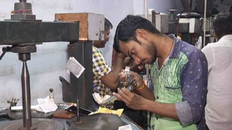 અમદાવાદ: ગુજરાત હિરા ઉદ્યોગમાં 2008 કરતા પણ વઘારે ઘાતક મંદીનો માહોલ અમદાવાદ: ગુજરાત હિરા ઉદ્યોગમાં 2008 કરતા પણ વઘારે ઘાતક મંદીનો માહોલ