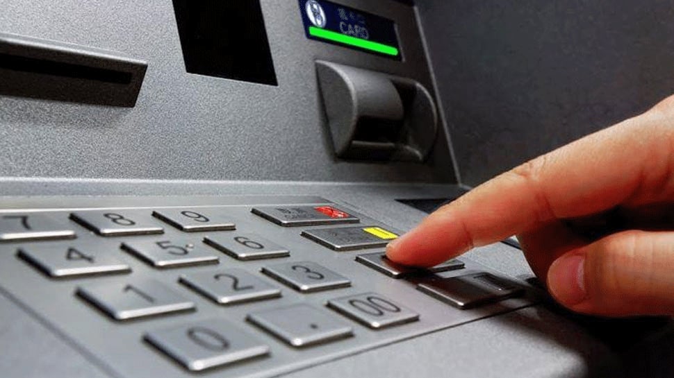 ATM માં થયો ટેક્નીકલ ગોટાળો, 2000 કાઢવા પહોંચેલા લોકોને મળ્યાં 20 હજાર રૂપિયા ATM માં થયો ટેક્નીકલ ગોટાળો, 2000 કાઢવા પહોંચેલા લોકોને મળ્યાં 20 હજાર રૂપિયા