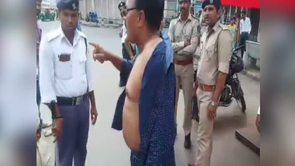 અમદાવાદ: ટ્રાફિક નિયમોનું પાલન કરાવતા પોલીસ સામે વાહન ચાલકે કપડા કાઢ્યા અમદાવાદ: ટ્રાફિક નિયમોનું પાલન કરાવતા પોલીસ સામે વાહન ચાલકે કપડા કાઢ્યા