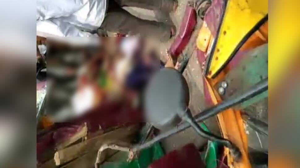 મહેમદાવાદ: આઇસર અને રીક્ષા વચ્ચે ગમ્ખવાર અકસ્માત, 4 લોકોના ઘટના સ્થળે મોત મહેમદાવાદ: આઇસર અને રીક્ષા વચ્ચે ગમ્ખવાર અકસ્માત, 4 લોકોના ઘટના સ્થળે મોત