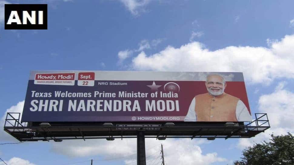 #HowdyModi: હ્યુસ્ટનના રસ્તાઓ પર 'મોદી મોદી', પોસ્ટરો સાથે કાર રેલી નીકળી #HowdyModi: હ્યુસ્ટનના રસ્તાઓ પર 'મોદી મોદી', પોસ્ટરો સાથે કાર રેલી નીકળી
